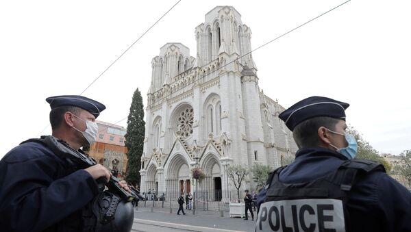 Police officers stand guard at the scene of a reported knife attack at Notre Dame church in Nice, France, October 29, 2020. - Sputnik International