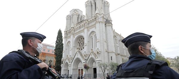 Police officers stand guard at the scene of a reported knife attack at Notre Dame church in Nice, France, October 29, 2020. - Sputnik International