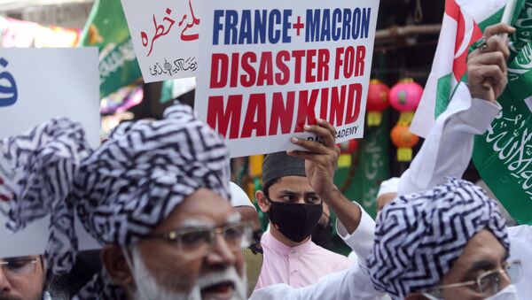 People hold placards and shout slogans during a protest against the publications of a cartoon of Prophet Mohammad in France and Macron's comments, in Mumbai, India, October 28, 2020 - Sputnik International