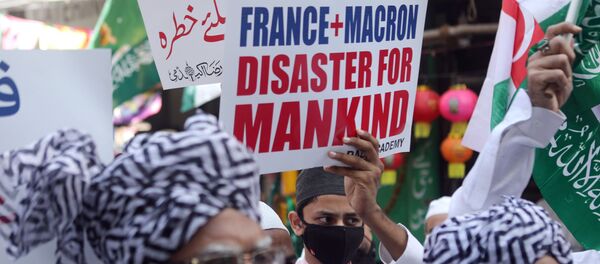 People hold placards and shout slogans during a protest against the publications of a cartoon of Prophet Mohammad in France and Macron's comments, in Mumbai, India, October 28, 2020 People hold placards and shout slogans during a protest against the publications of a cartoon of Prophet Mohammad in France and Macron's comments, in Mumbai, India, October 28, 2020 - Sputnik International