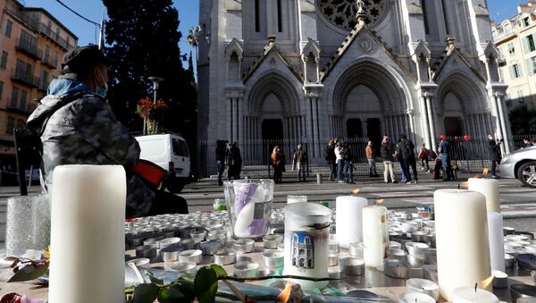 Candles and flowers near the Notre Dame church in tribute to the victims of a deadly knife attack in Nice, France, October 30, 2020. - Sputnik International