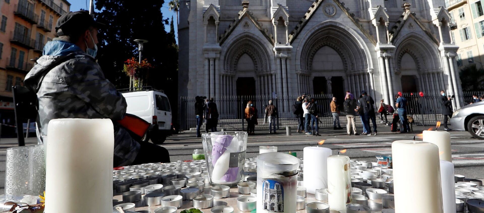 Candles and flowers near the Notre Dame church in tribute to the victims of a deadly knife attack in Nice, France, October 30, 2020. - Sputnik International, 1920, 30.10.2020