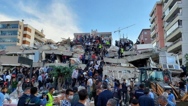 Locals and officials search for survivors at a collapsed building after a strong earthquake struck the Aegean Sea on Friday and was felt in both Greece and Turkey, where some buildings collapsed in the coastal province of Izmir, Turkey, October 30, 2020 - Sputnik International