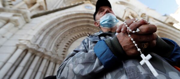 A man prays in front of the Notre Dame church to pay tribute to the victims of a deadly knife attack in Nice, France, October 30, 2020 A man prays in front of the Notre Dame church to pay tribute to the victims of a deadly knife attack in Nice, France, October 30, 2020 - Sputnik International