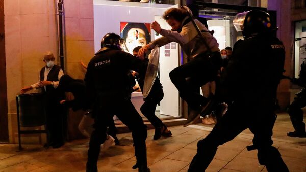 Demonstrators clash with police officers during a protest against the closure of bars and gym, amidst the coronavirus disease (COVID-19) outbreak, in Barcelona, Spain October 30, 2020. Demonstrators clash with police officers during a protest against the closure of bars and gym, amidst the coronavirus disease (COVID-19) outbreak, in Barcelona, Spain October 30, 2020. - Sputnik International