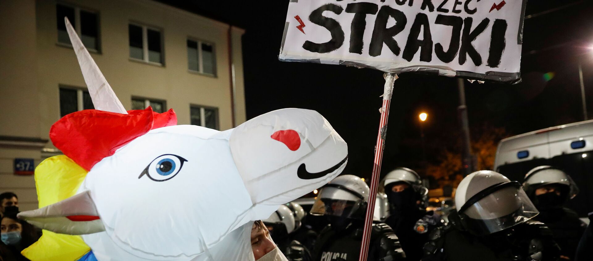 A demonstrator dressed up as a unicorn takes part in a protest against the ruling by Poland's Constitutional Tribunal that imposes a near-total ban on abortion, in Warsaw, Poland, October 30, 2020. - Sputnik International, 1920, 02.11.2020