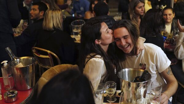 A couple kiss during a drink on the terrace of a restaurant before the nightly curfew due to the restrictions against the spread of coronavirus, in Paris, France, Friday, Oct. 23, 2020 - Sputnik International