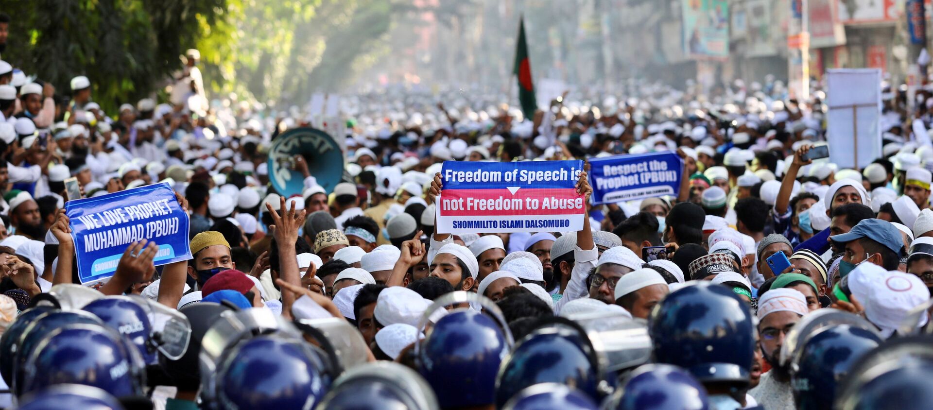 Muslims take part in a protest after Friday prayer, calling for the boycott of French products and denouncing French president Emmanuel Macron for his comments over Prophet Mohammed’s caricatures, in Dhaka, Bangladesh, October 30, 2020.  - Sputnik International, 1920, 31.10.2020