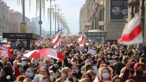 People attend an opposition rally to reject the Belarusian presidential election results in Minsk, Belarus October 26, 2020. - Sputnik International