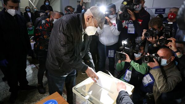 Actor and singer Vakhtang (Buba) Kikabidze, who is at the top of the United National Movement party's electoral list, casts his ballot at a polling station during a parliamentary election in Tbilisi, Georgia October 31, 2020. - Sputnik International