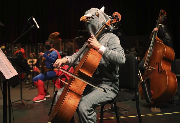 Члены оркестра в костюмах в честь Хэллоуина во время выступления в Колумбии  - Sputnik International