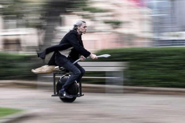 Мужчина на своем моноцикле в виде летающей метлы в Бразилии  - Sputnik International