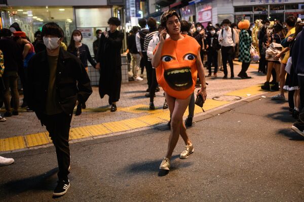Участник в костюме во время Хэллоуина в Токио  - Sputnik International