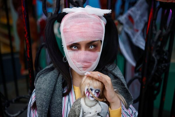 Девушка в костюме и гриме во время Хэллоуина в Пекине  - Sputnik International