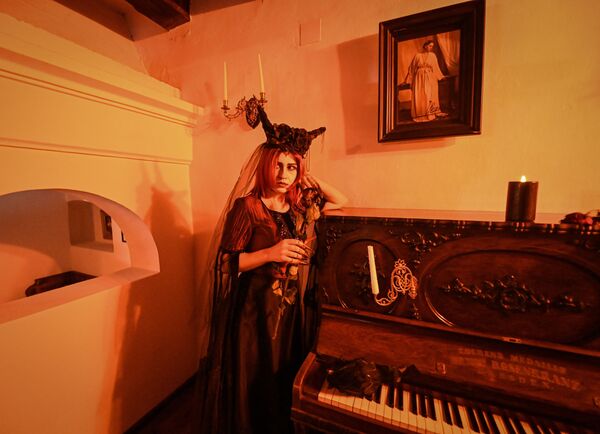 Актриса в костюме жены Дракулы во время Хэллоуина в Румынии  - Sputnik International