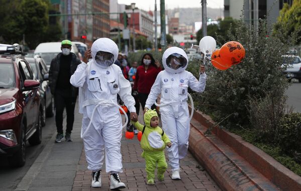 Люди в костюмах астронавтов в Боливии  - Sputnik International