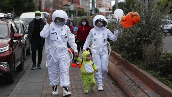 Люди в костюмах астронавтов в Боливии  - Sputnik International
