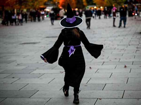 Девушка в костюме ведьмы в честь Хэллоуина в Косово  - Sputnik International
