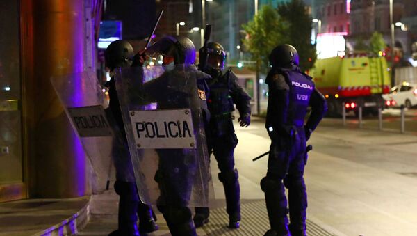 Police officers guard during a protest against the closure of bars and gyms, amidst the coronavirus disease (COVID-19) outbreak, in Madrid, Spain, November 1, 2020. - Sputnik International