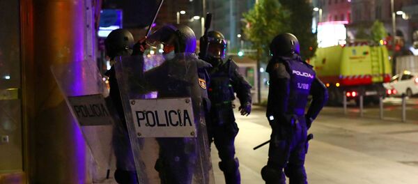 Police officers guard during a protest against the closure of bars and gyms, amidst the coronavirus disease (COVID-19) outbreak, in Madrid, Spain, November 1, 2020. - Sputnik International