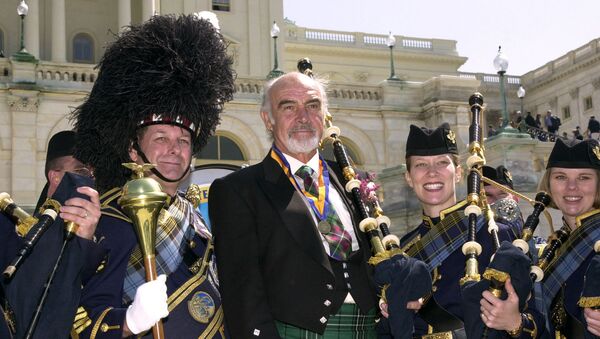  Led by Drum Major Senior Master Sergeant Jack Story members of the US Air Force Reserve Pipe Band from Robins Air Force Base, Georgia, pose for a group photo with Sir Sean Connery on the Lower West Terrace of the US Capitol after the National Tartan Day Capital Ceremony. - Sputnik International