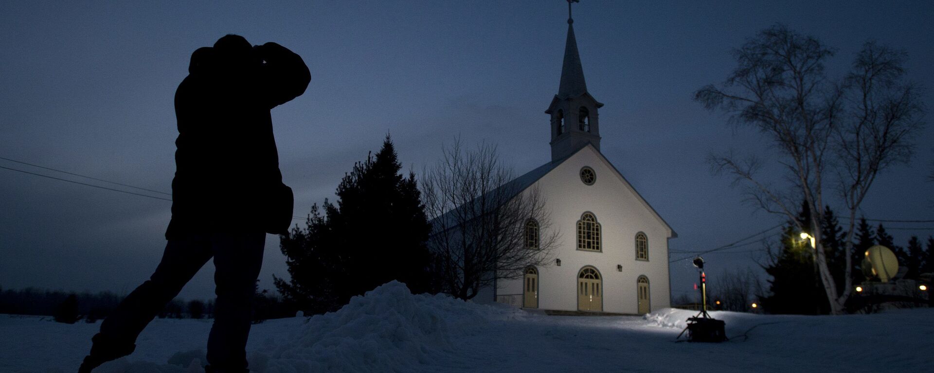 A journalist takes a photo of the church in La Motte, Quebec, at twilight Wednesday, 13 March 2013, in La Motte. THE CANADIAN PRESS/Adrian Wyld - Sputnik International, 1920, 16.08.2022