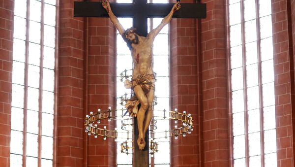 A crucifix hangs in the cathedral of Frankfurt, Germany, Thursday, Sept. 27, 2012 - Sputnik International