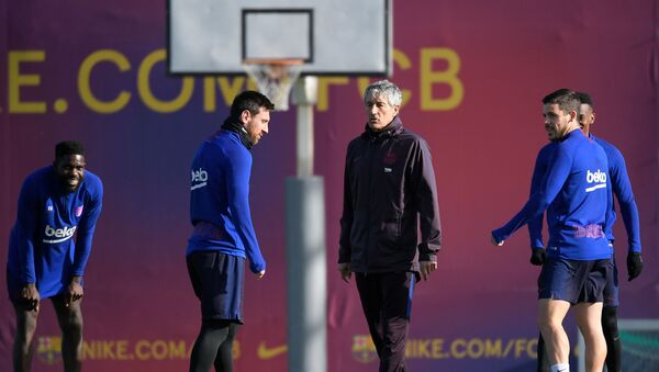 Barcelona's new coach, Spaniard Quique Setien (3L), talks with Barcelona's Argentine forward Lionel Messi (2L) during a training session at the Joan Gamper Sports City training ground in Sant Joan Despi on January 18, 2020 - Sputnik International