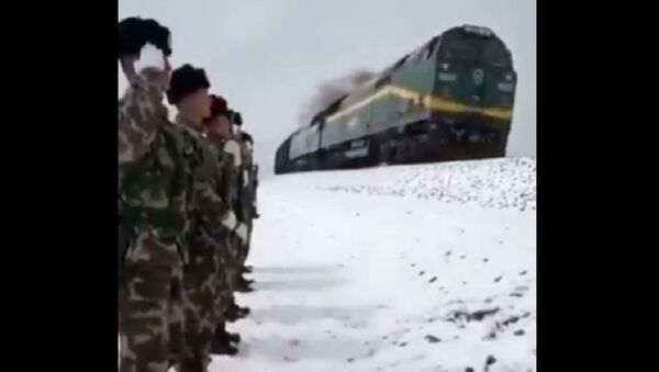 A special kind of respect: A group of soldiers patrolling the 138-kilometer Qinghai-Tibet Railway saluted a passing train with the train honking back - Sputnik International