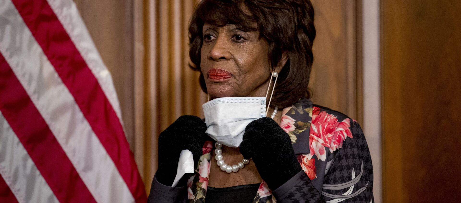FILE - In this April 23, 2020, file photo House Financial Services Committee Chairwoman Maxine Waters, takes her mask off to speak during a signing ceremony for the Paycheck Protection Program and Health Care Enhancement Act, H.R. 266, after it passed the House on Capitol Hill, in Washington - Sputnik International, 1920, 21.04.2021