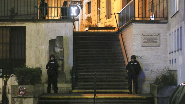 Police officers stay in position near a synagogue after gunshots were heard, in Vienna, Monday, 2 November 2020. Austrian police say several people have been injured and officers are out in force following gunfire in the capital Vienna.  - Sputnik International