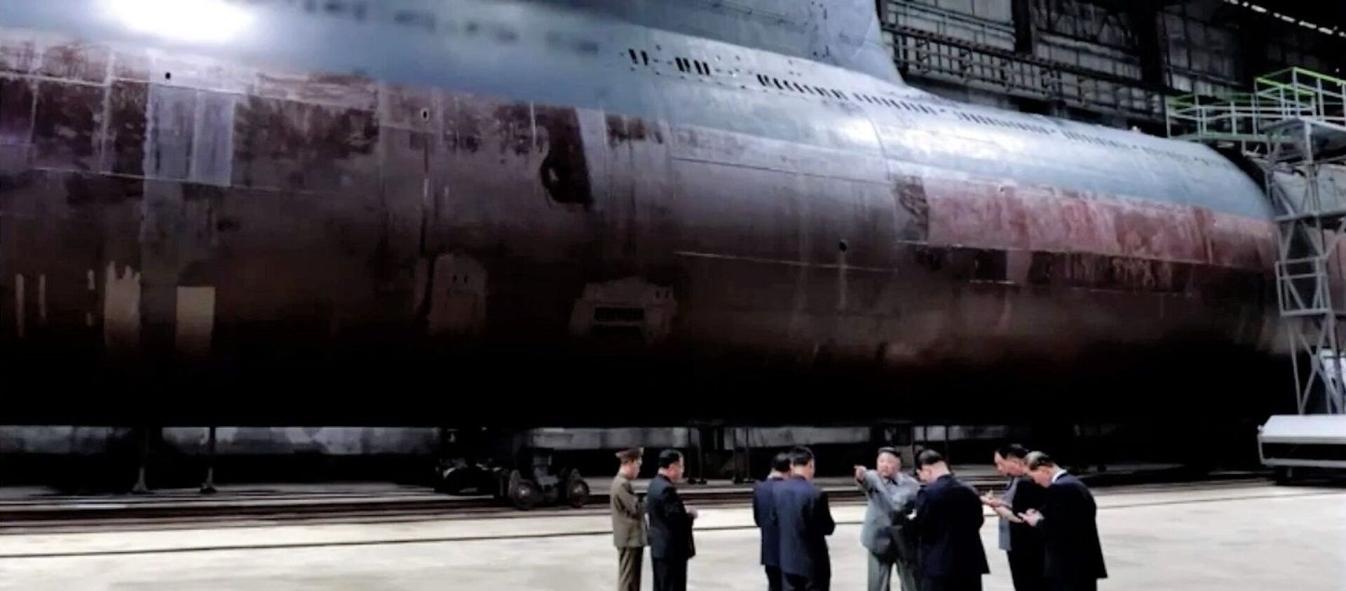 North Korean state media KCNA released footage showing the communist leader inspecting a new submarine under construction at a shipyard - Sputnik International, 1920, 11.04.2021