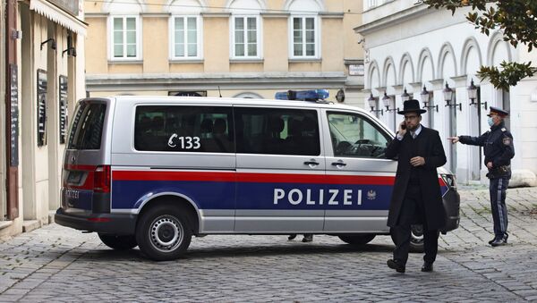 Rabbi Schlomo Hofmeister walks near the synagogue after exchanges of gunfire in Vienna, Austria November 3, 2020 - Sputnik International