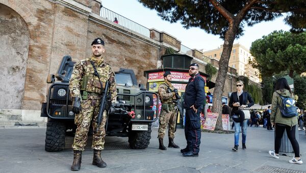  Carabinieri speaks with Italian soldiers (File) - Sputnik International