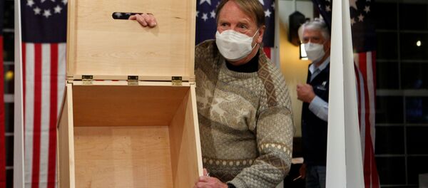Town moderator Tom Tillotson shows an empty box for ballots for the U.S. presidential election at the Hale House at Balsams Hotel in the hamlet of Dixville Notch, New Hampshire, U.S., November 3, 2020.  - Sputnik International
