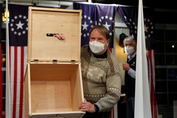 Town moderator Tom Tillotson shows an empty box for ballots for the US presidential election at Hale House in the Balsams Resort in the hamlet of Dixville Notch, New Hampshire, US, 3 November 2020.  - Sputnik International