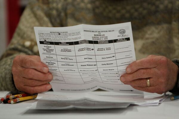 Town moderator Tom Tillotson holds a ballot shortly after midnight for the US presidential election at Hale House at the Balsams Resort in the hamlet of Dixville Notch, New Hampshire, US, 3 November 2020.  - Sputnik International