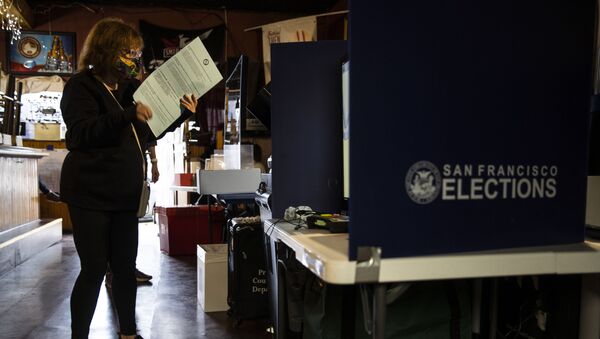 A voter casts a ballot at a polling station in Friends Bar on 3 November 2020 in San Francisco, California. After a record-breaking early voting turnout, Americans head to the polls on the last day to cast their vote for incumbent US President Donald Trump or Democrat nominee Joe Biden in the 2020 presidential election.  - Sputnik International
