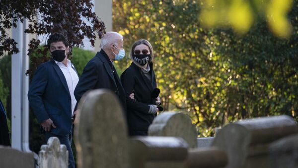 Democratic presidential nominee Joe Biden walks with his granddaughter Finnegan Biden - Sputnik International