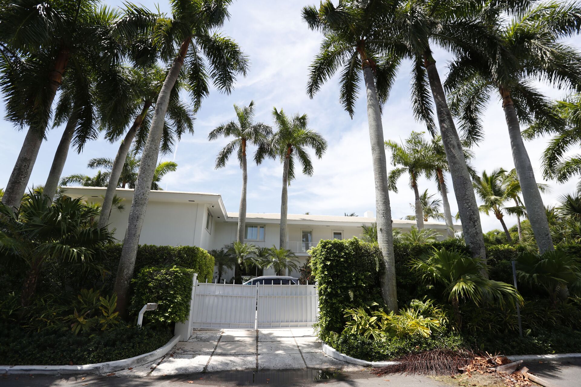 FILE - In this July 10, 2019 file photo, palm trees shade the Florida residence of Jeffrey Epstein in Palm Beach, Fla. The FBI said Thursday July 2, 2020, Ghislaine Maxwell, a British socialite who was accused by many women of helping procure underage sex partners for Epstein, has been arrested in New Hampshire. The court papers said Epstein's abuse of girls occurred at his Manhattan mansion and other residences in Palm Beach, Florida; Sante Fe, New Mexico and London. (AP Photo/Wilfredo Lee, File) - Sputnik International, 1920, 02.12.2021