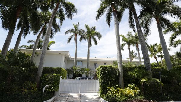FILE - In this July 10, 2019 file photo, palm trees shade the Florida residence of Jeffrey Epstein in Palm Beach, Fla. The FBI said Thursday July 2, 2020, Ghislaine Maxwell, a British socialite who was accused by many women of helping procure underage sex partners for Epstein, has been arrested in New Hampshire. The court papers said Epstein's abuse of girls occurred at his Manhattan mansion and other residences in Palm Beach, Florida; Sante Fe, New Mexico and London. (AP Photo/Wilfredo Lee, File) - Sputnik International