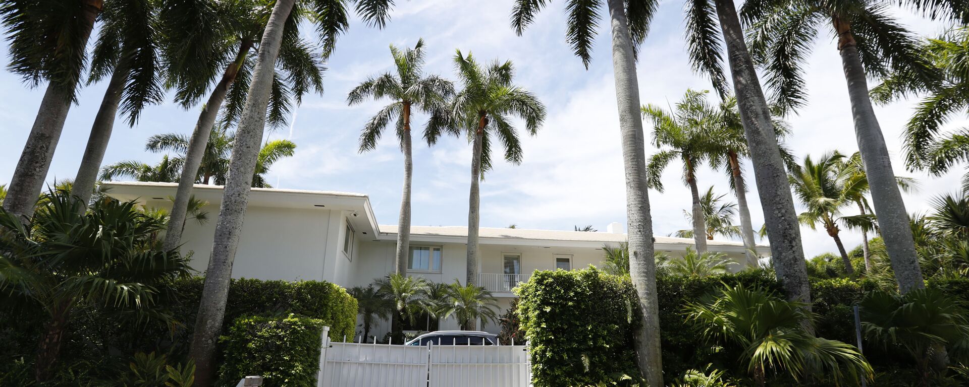 FILE - In this July 10, 2019 file photo, palm trees shade the Florida residence of Jeffrey Epstein in Palm Beach, Fla. The FBI said Thursday July 2, 2020, Ghislaine Maxwell, a British socialite who was accused by many women of helping procure underage sex partners for Epstein, has been arrested in New Hampshire. The court papers said Epstein's abuse of girls occurred at his Manhattan mansion and other residences in Palm Beach, Florida; Sante Fe, New Mexico and London. (AP Photo/Wilfredo Lee, File) - Sputnik International, 1920, 03.11.2020