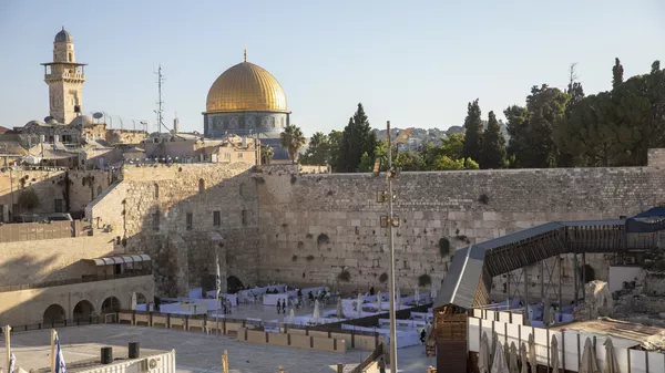The Dome of the Rock and al-Aqsa mosque compound on the left and with social distancing barriers, ultra-Orthodox Jewish men pray ahead of Yom Kippur. File photo. - Sputnik International