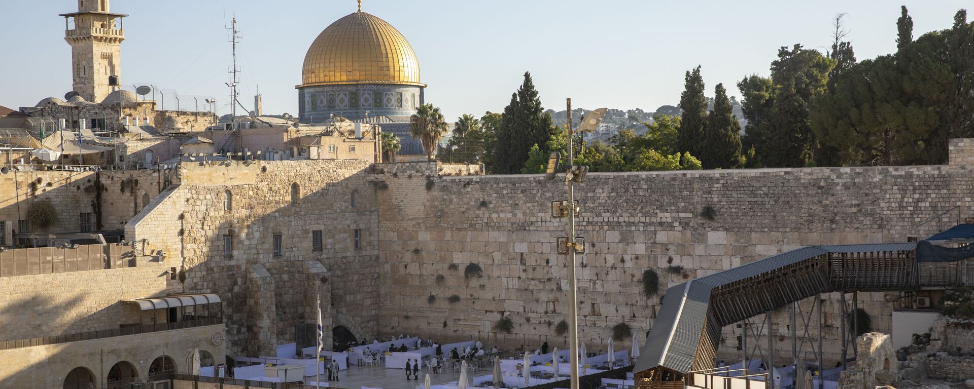 The Dome of the Rock and al-Aqsa mosque compound on the left and with social distancing barriers, ultra-Orthodox Jewish men pray ahead of Yom Kippur. File photo. - Sputnik International, 1920, 04.04.2026