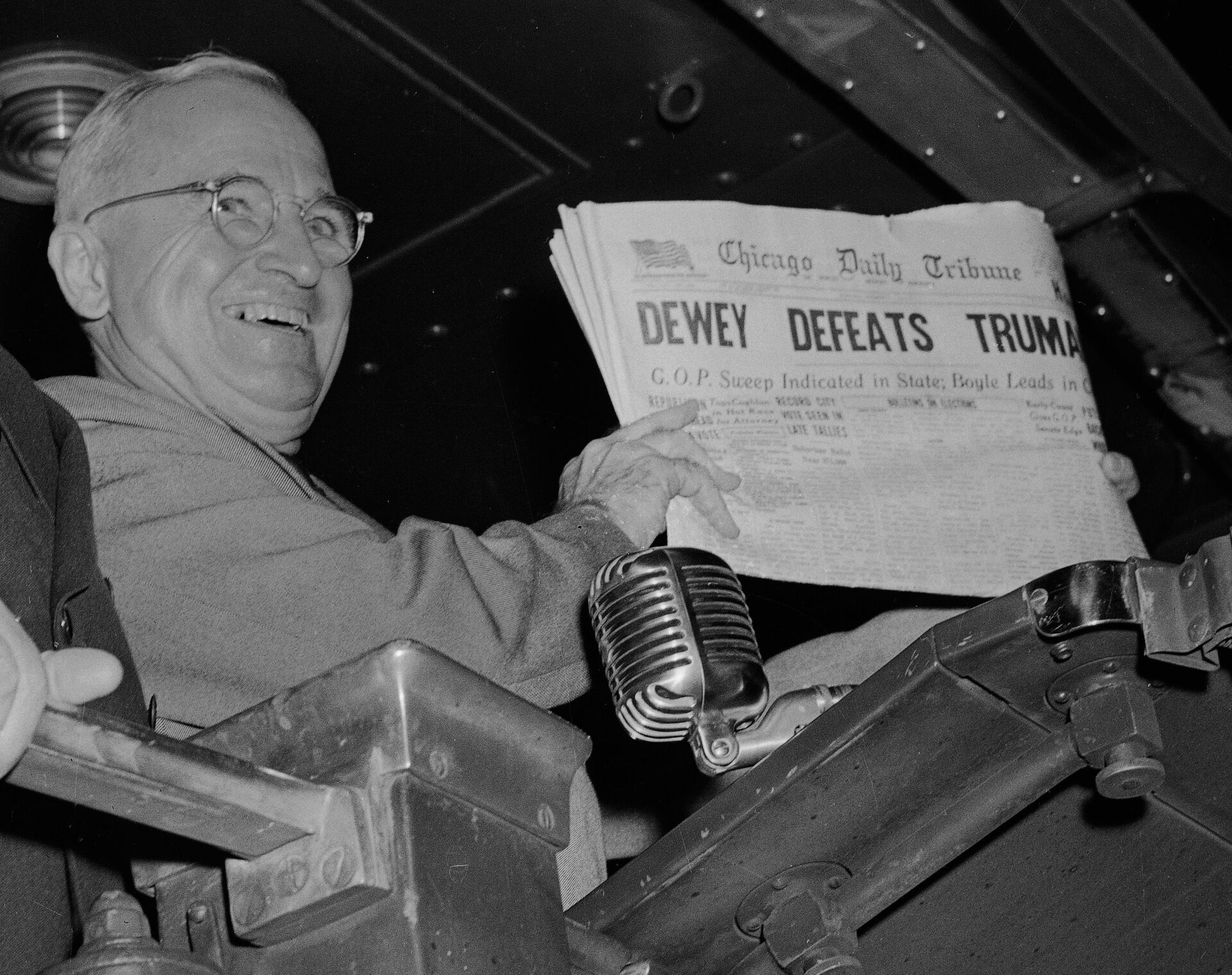 President Harry Truman holds up a newspaper which wrongly reported he had lost the election in 1948 - Sputnik International, 1920, 03.01.2022