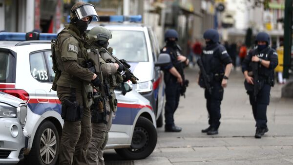 Police officers guard the scene in Vienna, Austria, Tuesday, Nov. 3, 2020 - Sputnik International
