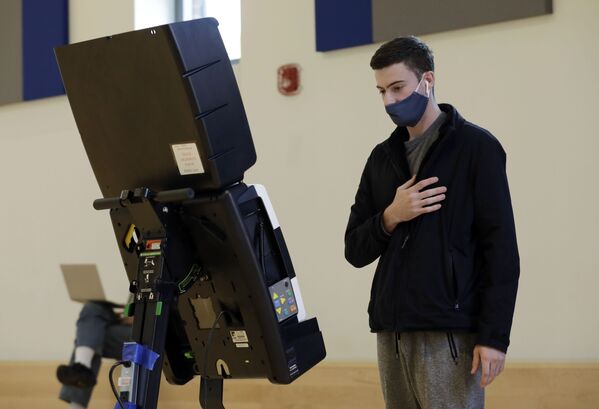 A young voter visits a polling station in Washington. - Sputnik International