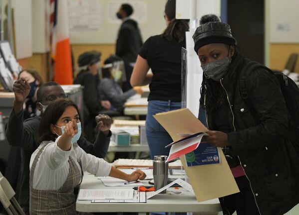 A woman prepares to vote at a polling station in New York. - Sputnik International