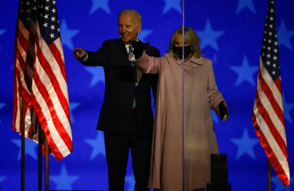 US Democrat presidential nominee and former vice-president Joe Biden, accompanied by his wife Jill, points a finger as he delivers remarks after early results from the 2020 presidential election in Wilmington, Delaware, US, 4 November 2020.  - Sputnik International