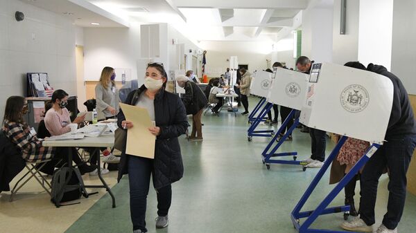 Voters cast their ballots in US presidential election on 3 November 2020 - Sputnik International